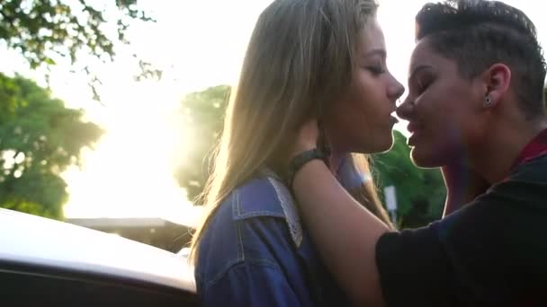 レズビアンのカップルが車・日没時のキス - 映像、動画