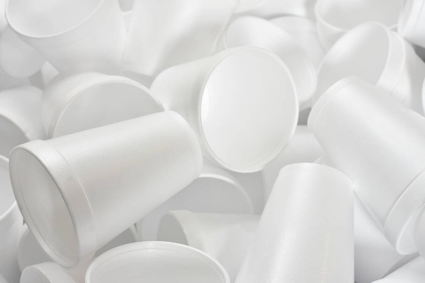 Una imagen abstracta de blanco desechables tazas de café de espuma de poliestireno en un montón
.  - Foto, Imagen