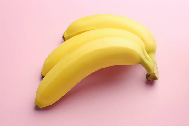 Ripe bananas on color background - Фото, изображение