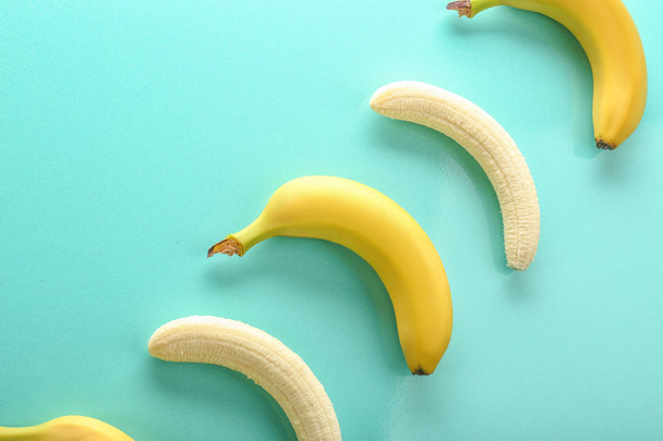 Ripe bananas on color background - Fotografie, Obrázek