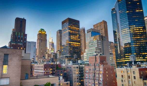 Midtown Manhattan wolkenkrabbers gezien vanaf het dak van de stad bij zonsondergang. - Foto, afbeelding