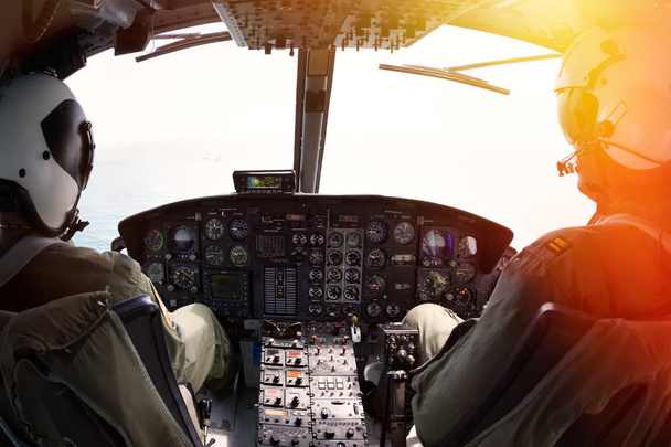 Soldado piloto militar en helicóptero
 - Foto, Imagen