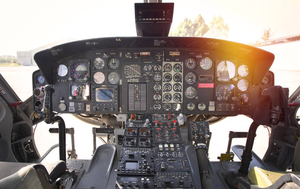 Kokpit helikoptera - panel instrumentów. Wnętrze Panel sterowania helikopterem - Zdjęcie, obraz