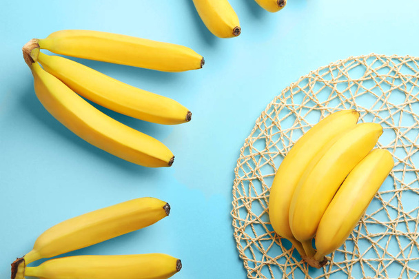 Composition with ripe bananas on color background - Foto, afbeelding