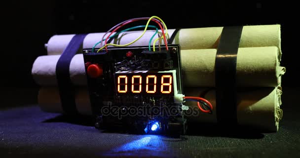 カウント ダウン デジタル タイマーで Tnt 爆弾。時計仕掛けのメカニズムとダイナマイト爆弾処理 - 映像、動画
