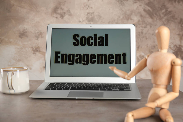 Laptop z tekstem Social Engagement na office tabela - Zdjęcie, obraz