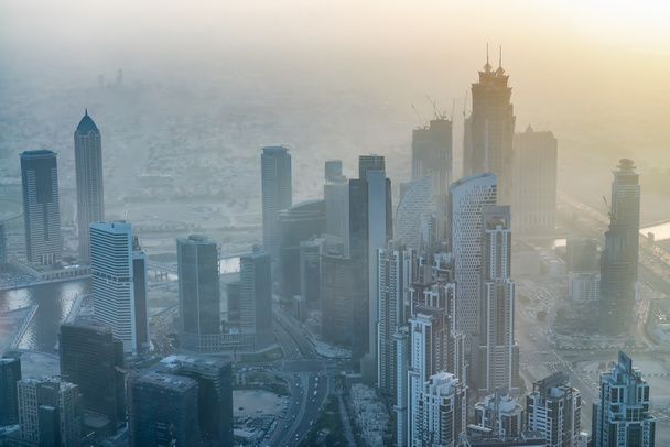 Vista aérea del centro de Dubai al atardecer
. - Foto, Imagen
