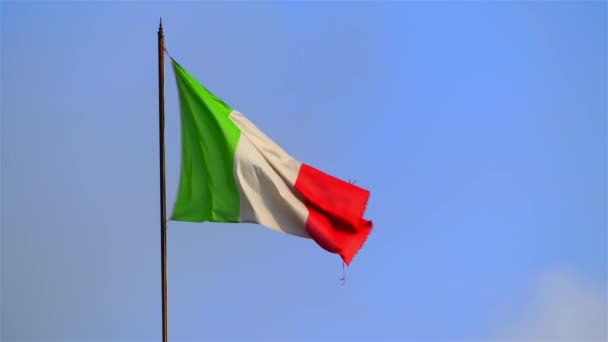 İtalya mavi gökyüzü karşı rüzgarda sallayarak ulusal bayrak - Video, Çekim