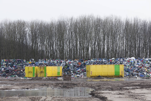 haldy plastových odpadů na recyklaci místo v Nizozemsku - Fotografie, Obrázek