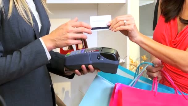 Primer plano Uso de tarjetas de crédito
 - Metraje, vídeo
