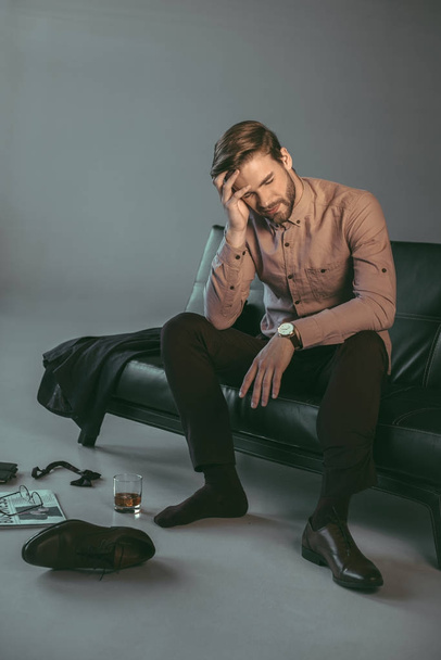 jonge zakenman lijden aan hoofdpijn zittend op de Bank  - Foto, afbeelding