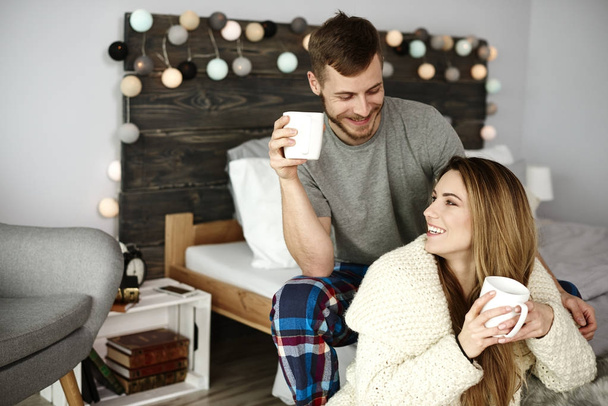 Couple affectueux flirter et boire du café
  - Photo, image