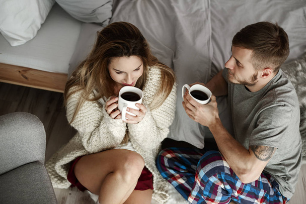 Ευτυχισμένο ζευγάρι μιλάμε και πίνοντας τον καφέ  - Φωτογραφία, εικόνα