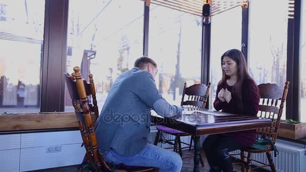 Молода дівчина розмовляє з нотаріусом про спадщину в кафе
 - Кадри, відео