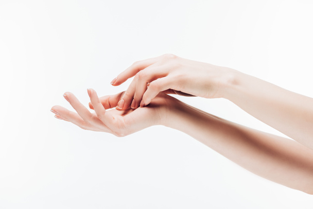 περικοπεί shot γυναικεία χέρια με τέλειο δέρμα που απομονώνονται σε λευκό - Φωτογραφία, εικόνα