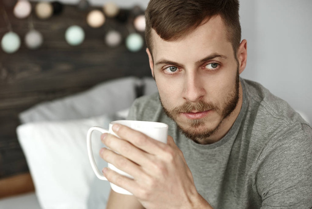 朝のコーヒーを飲みながら思慮深い人  - 写真・画像