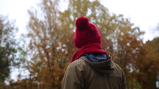 Mann verlässt Haus im Herbst - Filmmaterial, Video