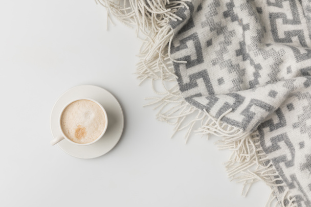 верхний вид чашки кофе и одеяло изолированы на белом
  - Фото, изображение