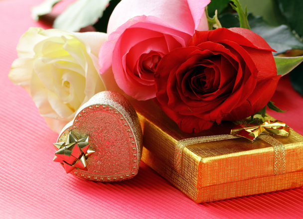 verse rozen en geschenken voor de vakantie valentines day - Foto, afbeelding