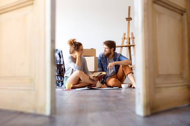 Young couple moving in new house, resting. - Foto, Bild