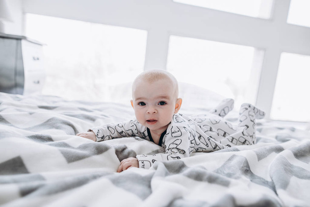 kleines charmantes neugeborenes Mädchen liegt auf ihrem gemütlichen Bett - Foto, Bild