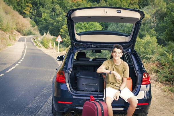 παιδί με βαλίτσες και αυτοκίνητο προετοιμασμένοι για οδικό ταξίδι - Φωτογραφία, εικόνα