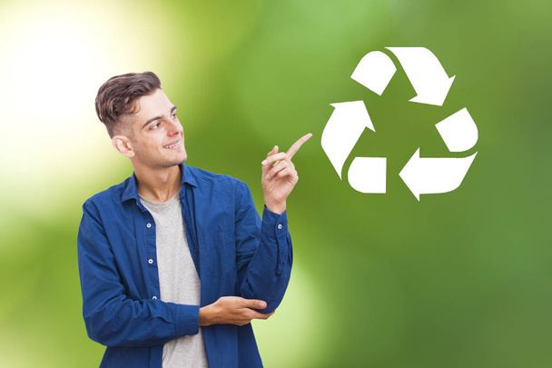 Junger Mann mit dem Symbol des Recyclings - Foto, Bild