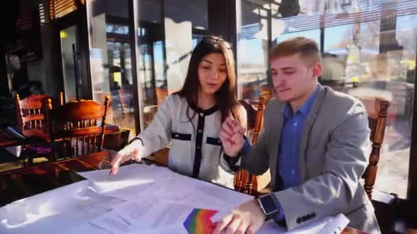 Diákok vitatkozni építészet tervezet munka kávézóban. - Felvétel, videó