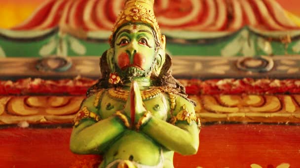 Statua z Pan Hanuman hinduskiej bogini, tradycyjnej hinduskiej świątyni, Indie. - Materiał filmowy, wideo