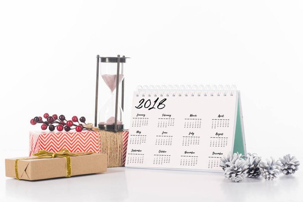 vue rapprochée de l'agencement du calendrier, du sablier et des cadeaux emballés isolés sur blanc
 - Photo, image