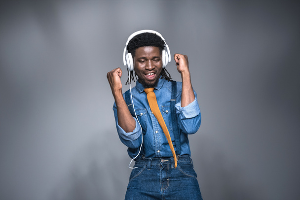 mutlu Afrika kökenli Amerikalı adam gri müzik dinleme - Fotoğraf, Görsel