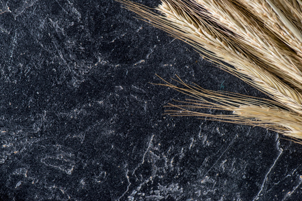 Close-up van tarwe op donkere marmeren tafelblad - Foto, afbeelding