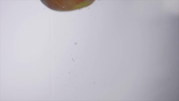 Apple falling in water in aquarium - Video, Çekim