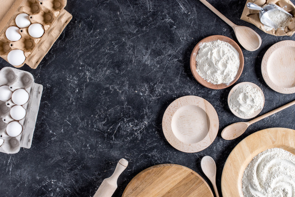 flay lay kanssa järjestetty leipomo ainesosia ja keittiötarvikkeita marmori pöytälevy
 - Valokuva, kuva