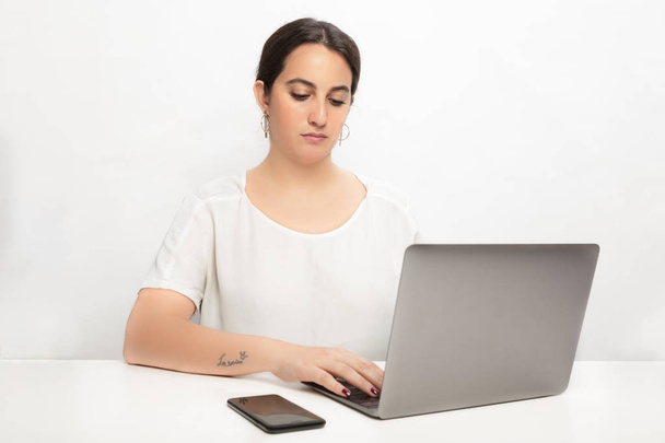Woman working with concentration on laptop - Foto, Imagen