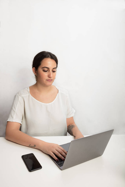 Woman working with concentration on laptop - Zdjęcie, obraz