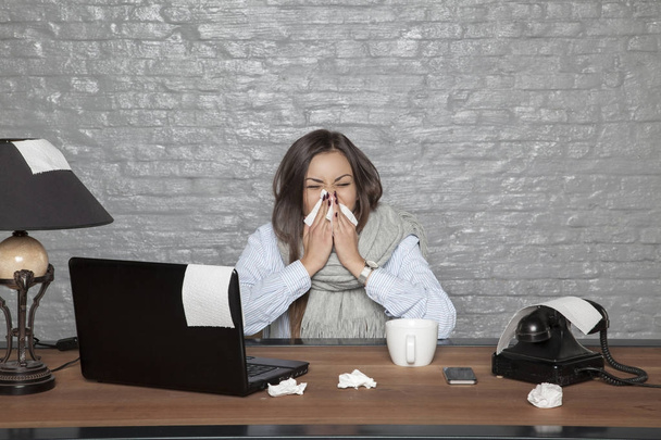 sick business woman, tissues around the desk - Foto, afbeelding