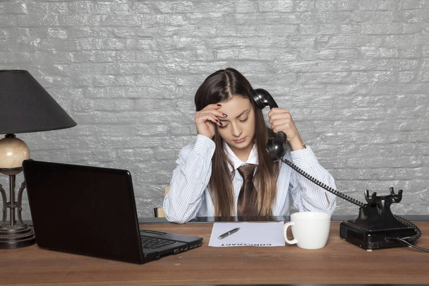 rikki liiketoiminnan nainen, kuuntelee huonoja uutisia puhelimitse
 - Valokuva, kuva