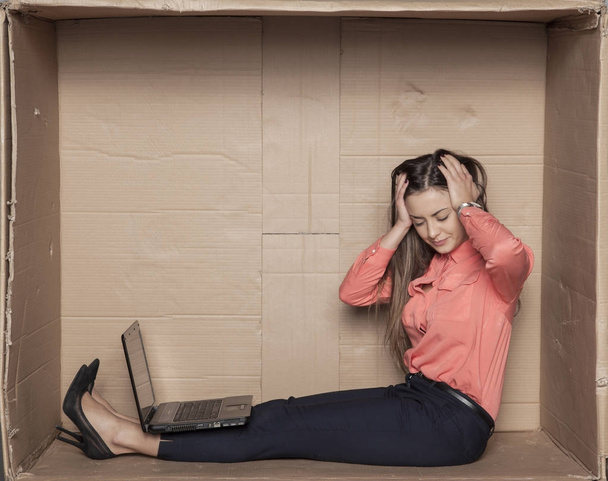 Geschäftsfrau hat Kopfschmerzen durch Überarbeitung - Foto, Bild