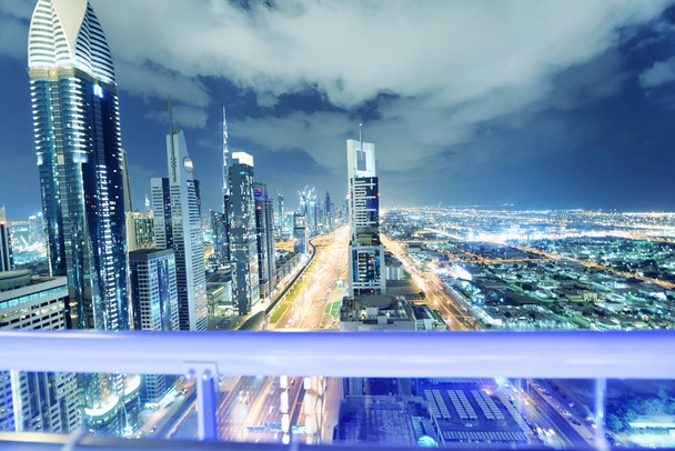 Downrtown ορίζοντα κατά μήκος του Sheikh Zayed Road, Ντουμπάι το βράδυ. - Φωτογραφία, εικόνα