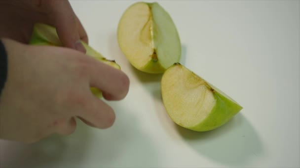 hands take pieces of apples - Πλάνα, βίντεο