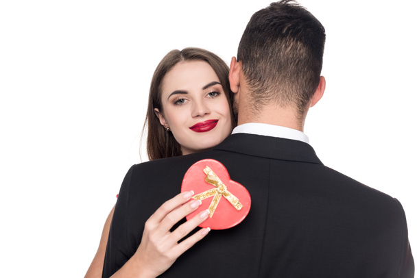 novia abrazando novio y sosteniendo rojo presente caja aislado en blanco, San Valentín concepto de día
 - Foto, imagen