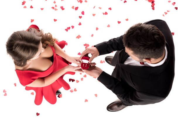 vista aérea de novio proponiendo novia aislado en blanco, San Valentín concepto de día
 - Foto, imagen