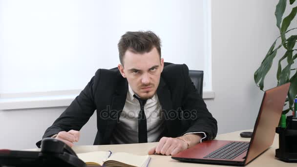 Mladý rozhněvaný, podnikatel v obleku je sedět v kanceláři a ukazuje ne třepáním hlavou, gesto 60 fps - Záběry, video