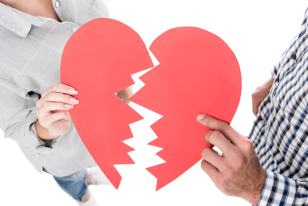 imagen recortada de pareja sosteniendo dos pedazos de corazón de papel aislado en blanco, concepto de día de San Valentín
 - Foto, imagen