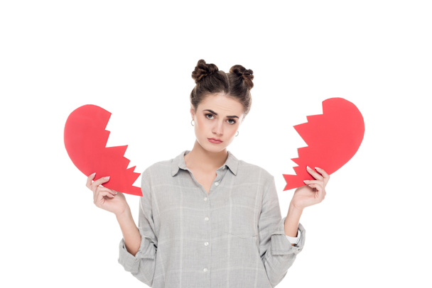 niña molesta sosteniendo dos pedazos de papel corazón aislado en blanco, San Valentín concepto de día
 - Foto, Imagen