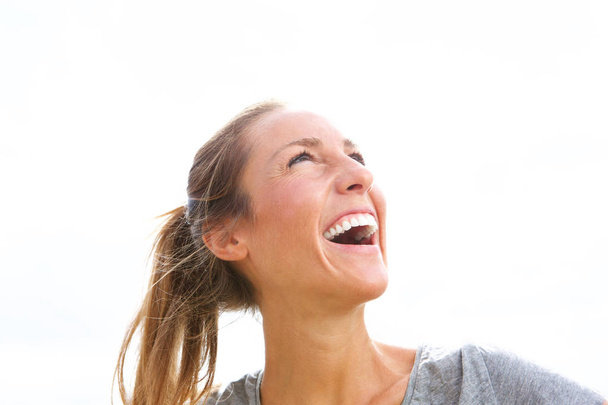 Muotokuva onnellinen nuori kaunis nainen nauraa ulkona
 - Valokuva, kuva