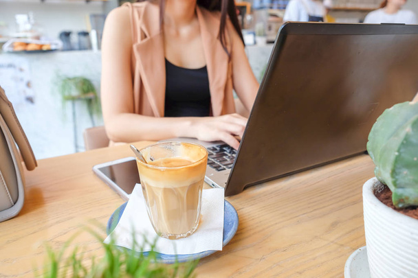 Όμορφο κορίτσι που εργάζονται έξω από την επιχειρηματική ιδέα χρησιμοποιώντας σημειωματάριο στο καφενείο, τεχνολογία - Φωτογραφία, εικόνα