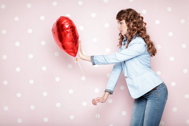woman with heart shaped air balloons - Фото, зображення