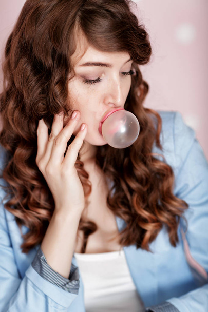 woman doing bubble with chewing gum - Foto, afbeelding